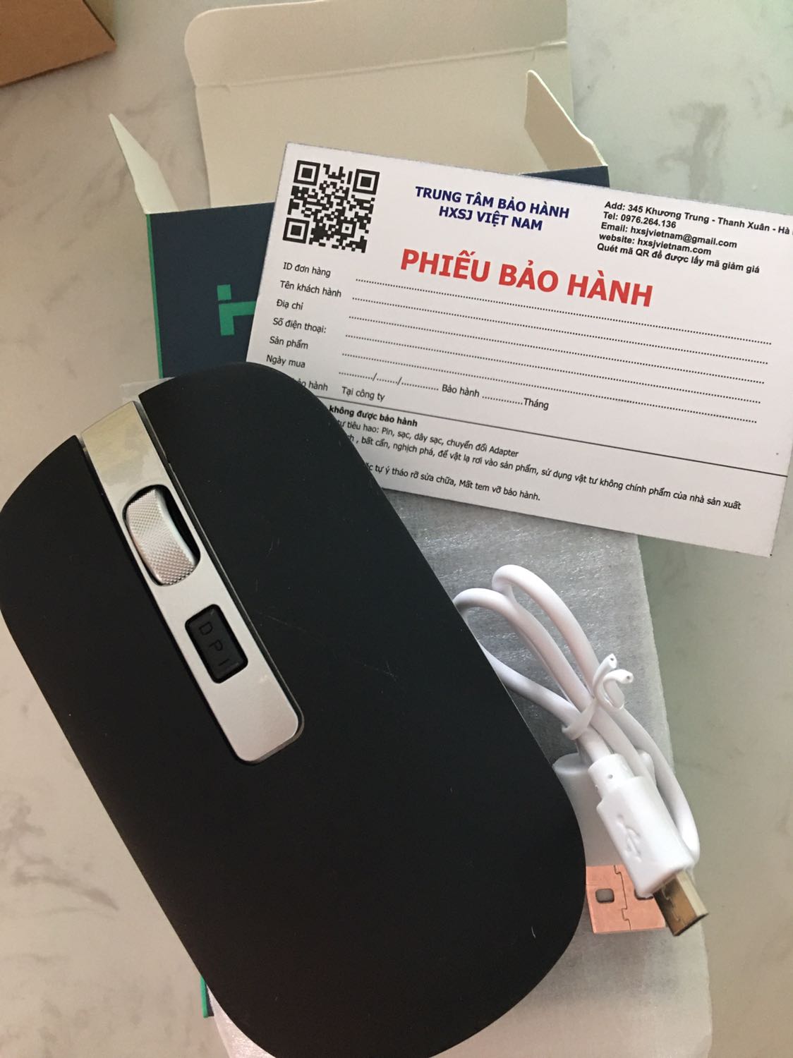 Chuột rất nhẹ, xài rất êm, bấm không bị kêu to như chuột khác; thích nhất là khoản sạc điện không dùng pin rời nữa, bảo vệ môi trường.
Chuột nhìn bên ngoài đẹp hơn trong ảnh.
Dùng có bền hay không thì phải chờ xem đã nhưng vẫn đánh giá 5 sao vì Tiki giao hàng nhanh, đóng gói cẩn thận và giảm giá rất hợp lý! 
Sản phẩm còn có hộp đựng riêng kèm phiếu bảo hành. Rất thanh lịch!