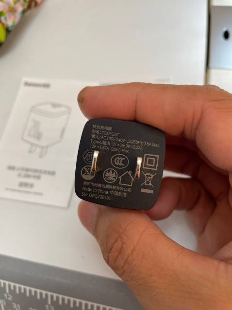 Hàng được chuẩn bị và giao nhanh.Sạc thực tế cầm rất đã tay,đầm chắc.Hộp đựng có tem mác đầy đủ,nguyên seal. Sạc thử thì tốc độ cũng nhanh,củ sạc k bị nóng,máy mát
Thanks shop