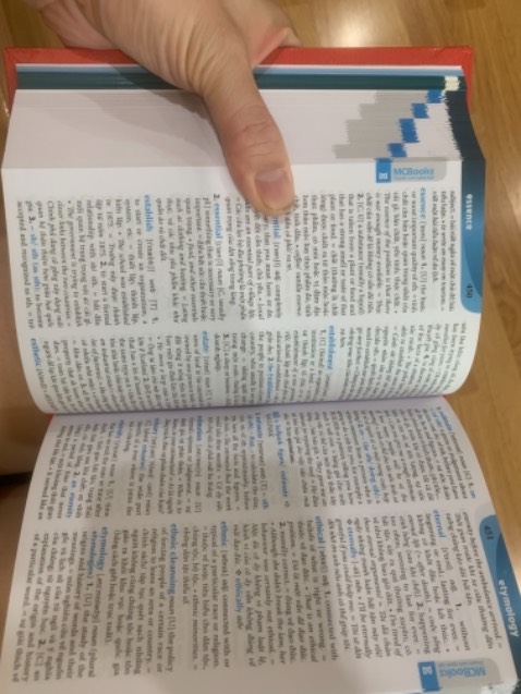 Sách rất dày và nặng, nội dung thì rất ok rồi, tuy nhiên nhược điểm là khổ giấy hơi bé 1 chút và vì dày nữa nên việc lật mở hơi khó. Các phụ lục in màu rất hay và hữu ích