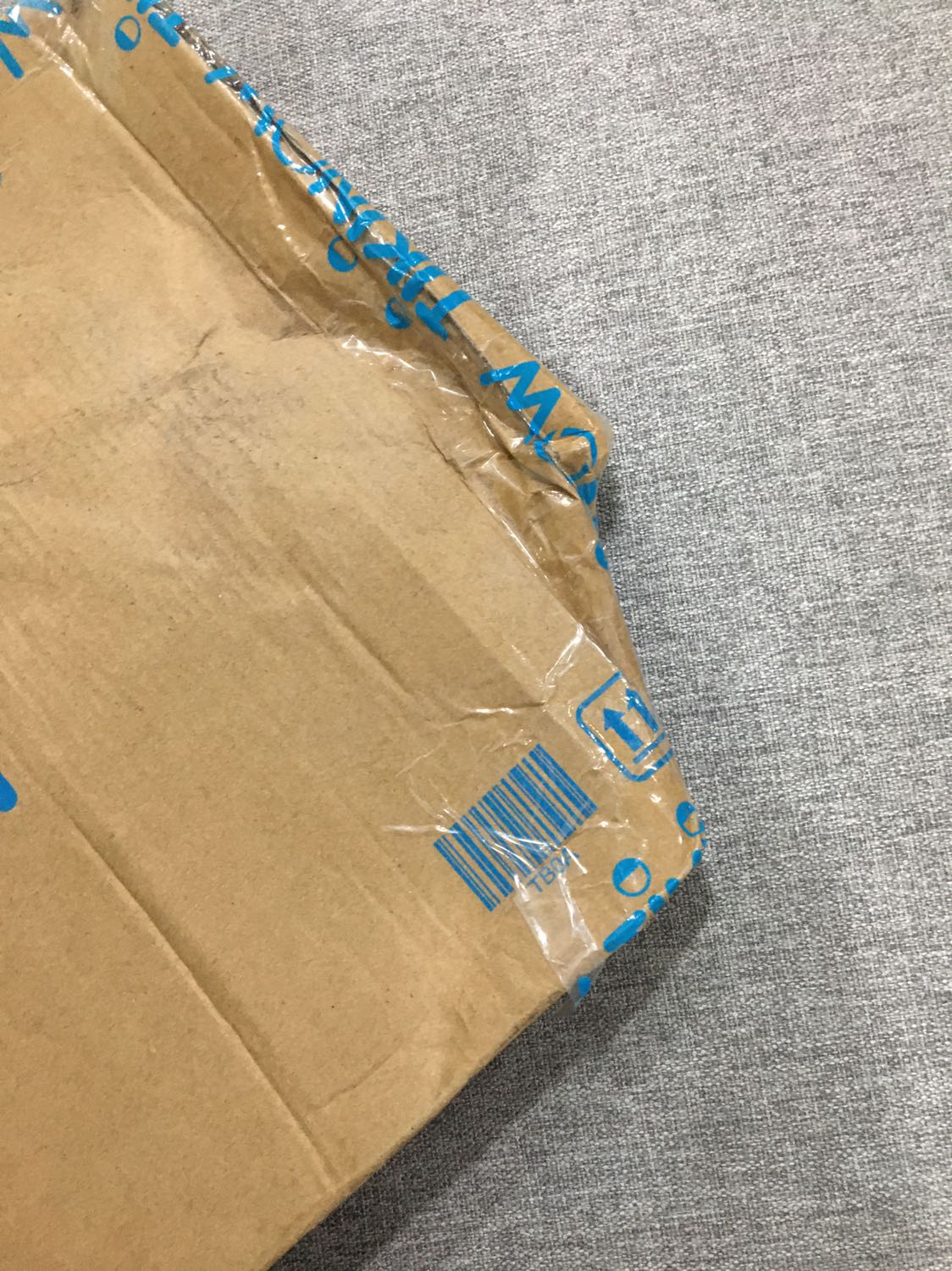 Sách giấy đẹp, nội dung hướng dẫn tập viết rõ ràng, kỹ càng.
Nhưng mình rất không hài lòng về cách đóng gói sản phẩm. Lần đầu tiên Tiki khiến mình thất vọng như vậy. Khi nhận được hộp bị móp méo thì mình vẫn nghĩ không sao, nhưng khi mình mở ra thì thấy sách bị thấm ướt 1 góc và bị ố vàng như hình