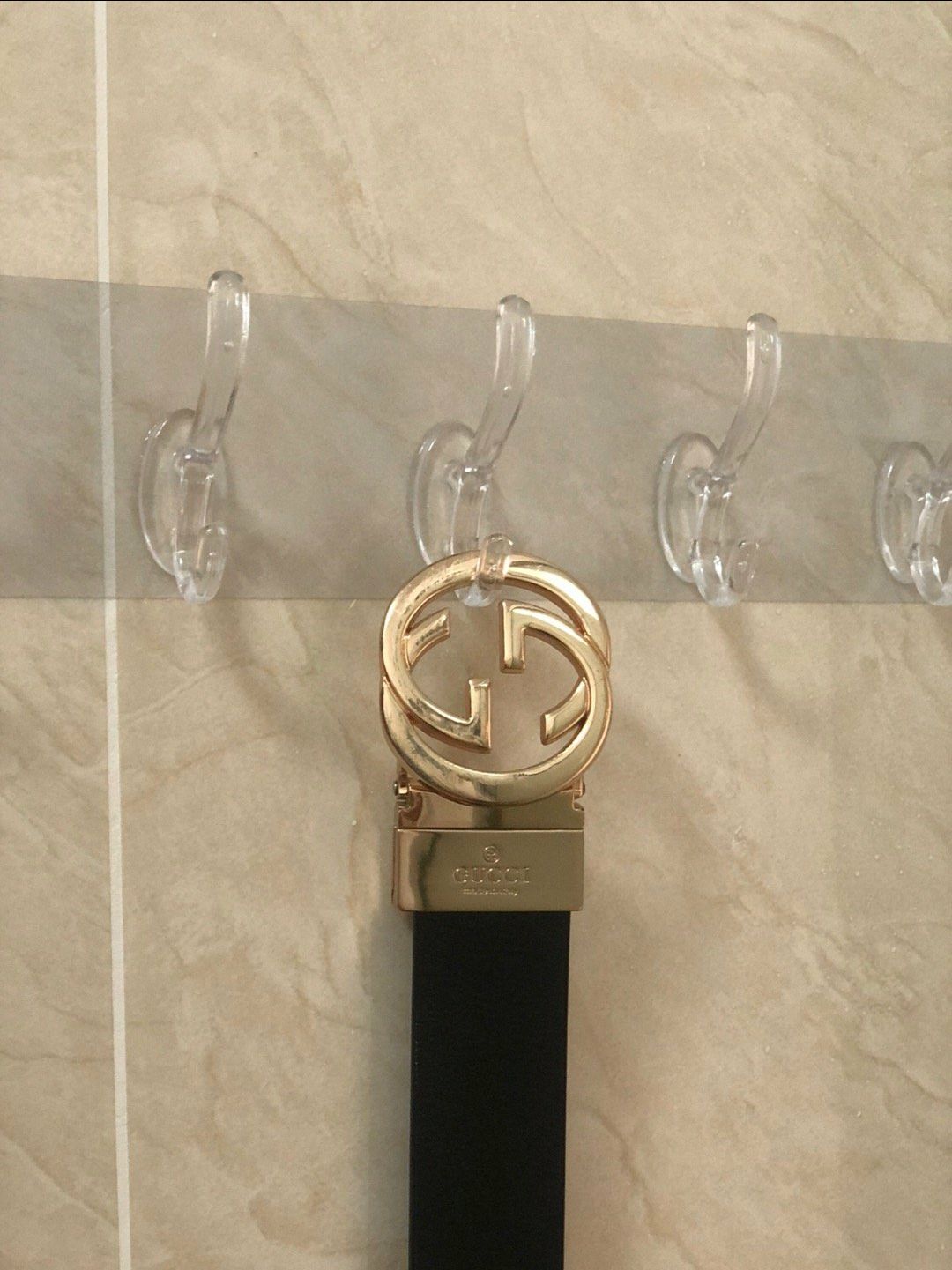 Dán lên thấy cũng dính chắc , không biết đc lâu không, nhưng hiện tại móc dán quá oke luôn , giá đúng vs sp