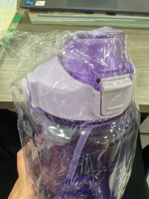 Có vạch chia mực nước và giờ nhắc uống nước. Có kèm ống hút