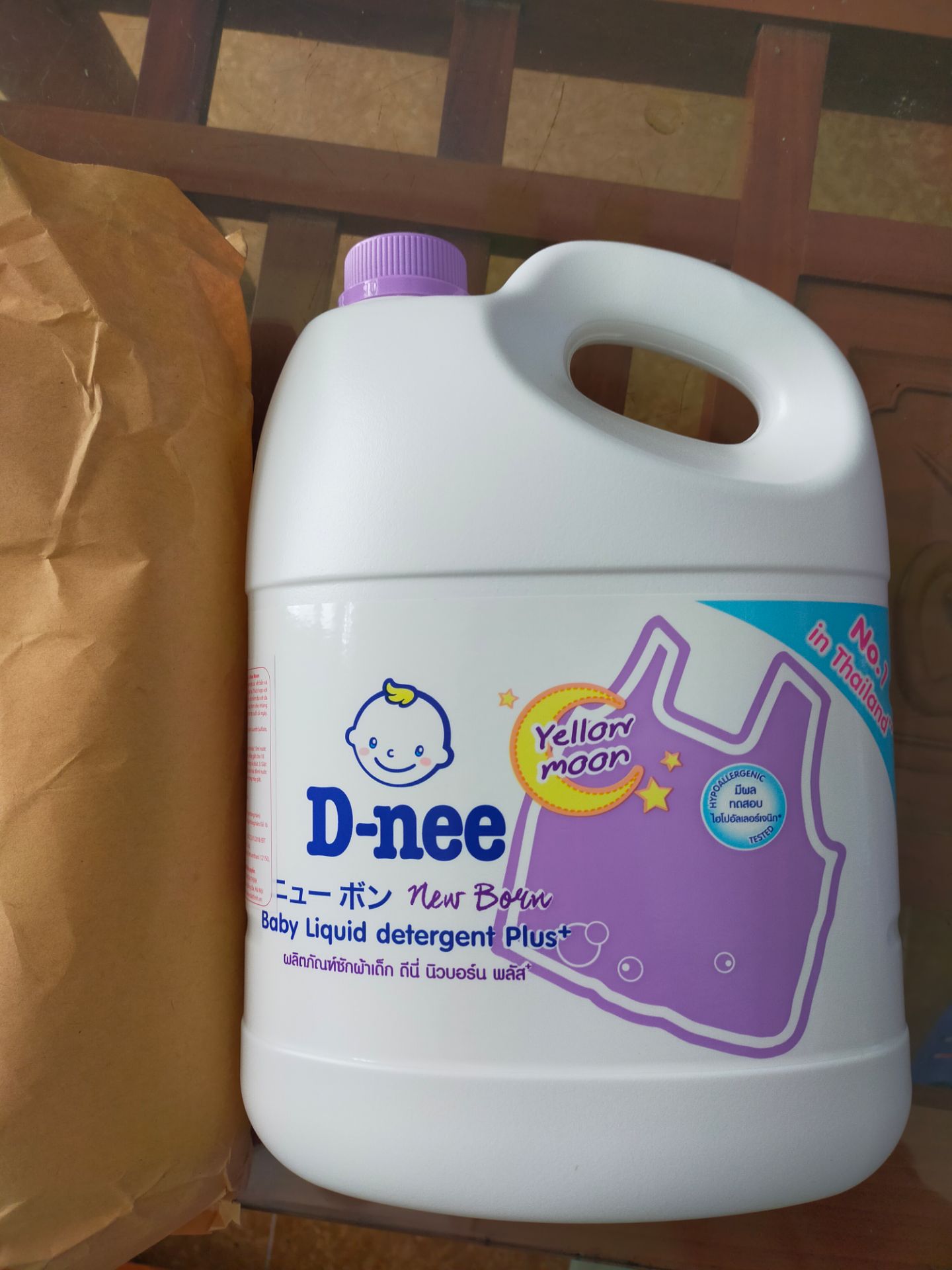 Shop đóng gói rất cẩn thận. Hàng có tem của công ty nhập khẩu, mùi khá thơm. Giá rẻ hơn so với các shop khác, 165k. Shop đóng gói rất cẩn thận. Hàng có tem của công ty nhập khẩu, mùi khá thơm. Giá rẻ hơn so với các shop khác, 165k.