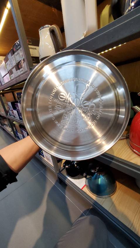 Hàng như quảng cáo.
Rẻ hơn chính hãng.
Dưới đáy là hình hinh in.
Ko dập nổi như chính hãng.