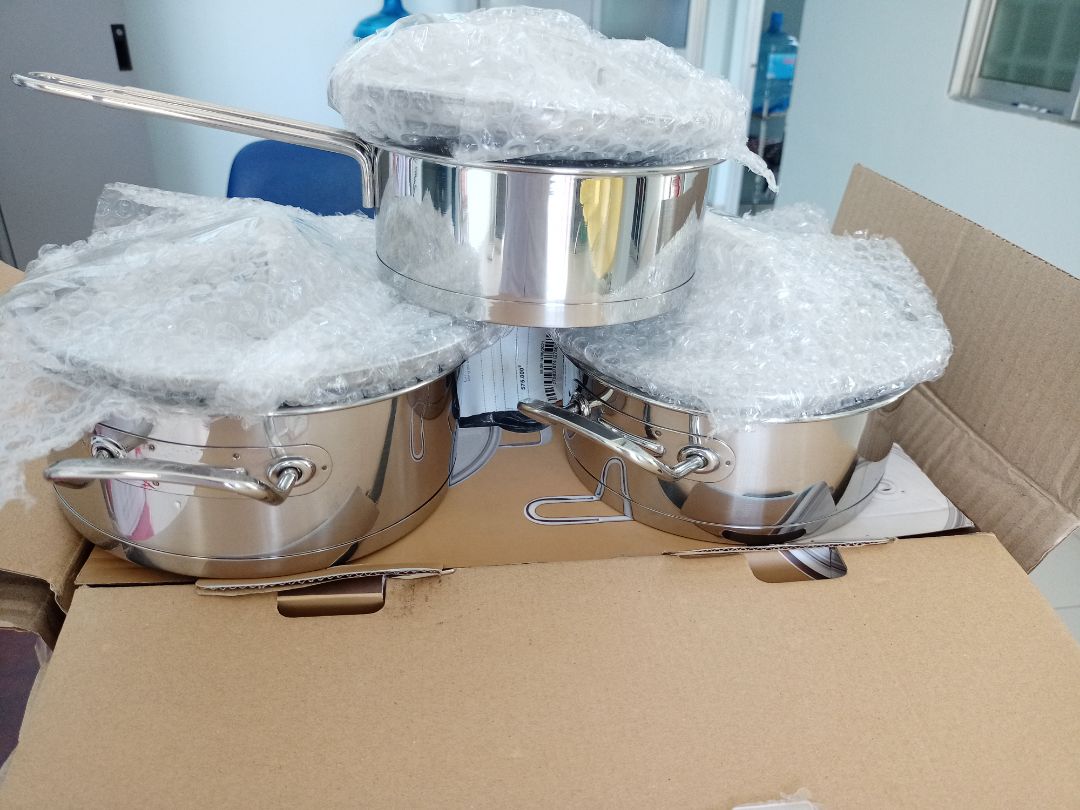 Dày, chắc chắn. không biết có bị ra ten khi qua 1 thời gian sử dụng không đây.