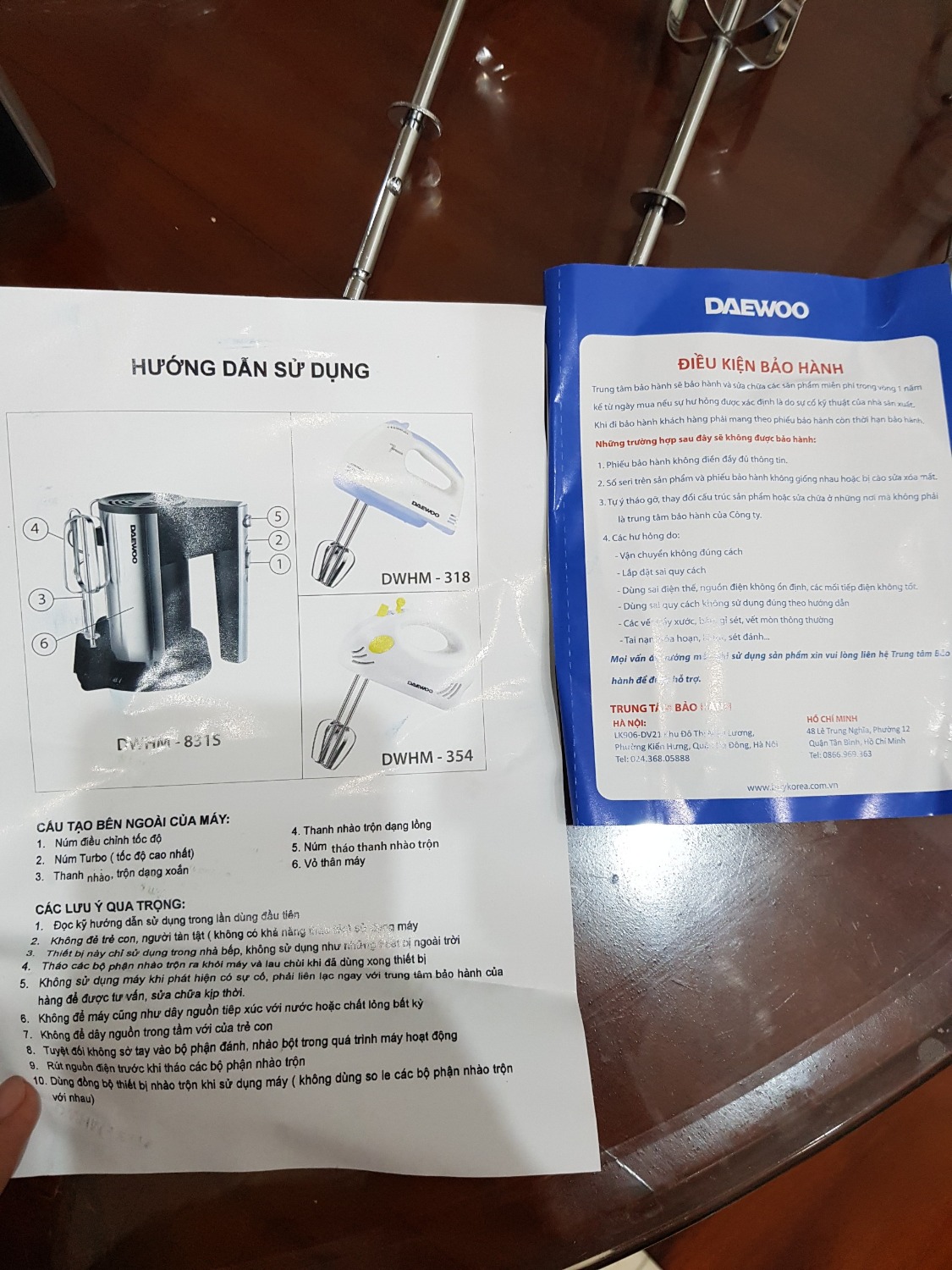 Giao hàng sớm hơn dự liến, đóng gói cẩn thận.
Sản phẩm giống như mô tả.
Que trộn  bột mình thấy có 1 comment bảo bị lỗi và đã được Tiki thu hồi. Vậy mà đến cái của mình cũng bị trường hợp tương tự. 2 que  trộn bột không giống nhau, nhưng lắp vào sử dụng vẫn được vì phần khác nhau đó không ảnh hưởng đến việc lắp đặt hay trộn bột hoặc có thể là do sản phẩm của nhà SX họ vốn dĩ làm que trộn bột như thế chứ không phải bị lỗi.
Que đánh trứng giống nhau, mình đã thử đánh bơ trứng và thành công, máy cầm vừa tay, không quá nặng, đế nhựa để khá ổn, cất đi gọn gàng.