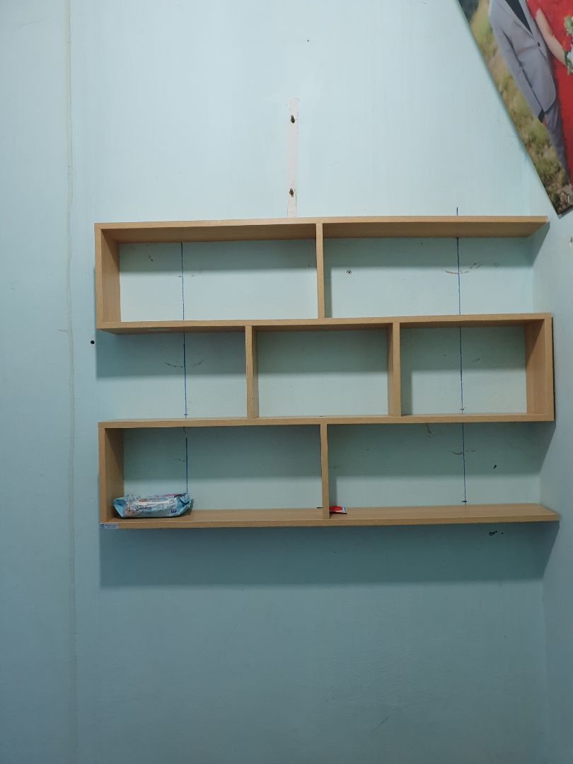 sản phẩm đẹp, chắc chắn nhưng khâu lắp ráp khá cực công, người nghiệp dư như mình phải rất trầy trật khó khăn để khoan đục tường, nên nếu đc thì mất thêm phí nhờ thợ lắp cho nhanh gọn.