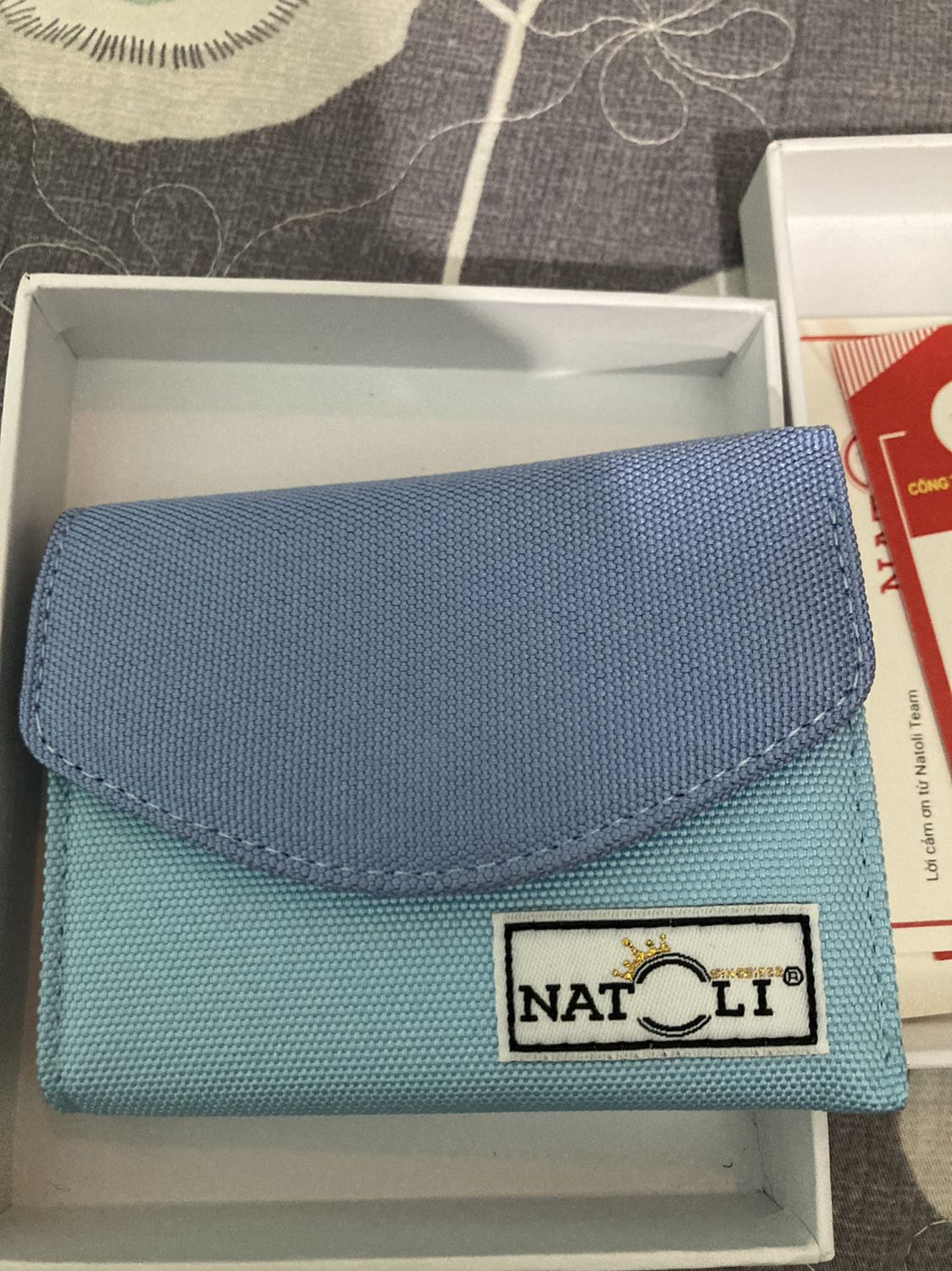 Sản phẩm nhỏ gọn, màu sắc, chất liệu , kiểu dáng giống hình
Giao hàng nhanh, đóng gói rất cẩn thận