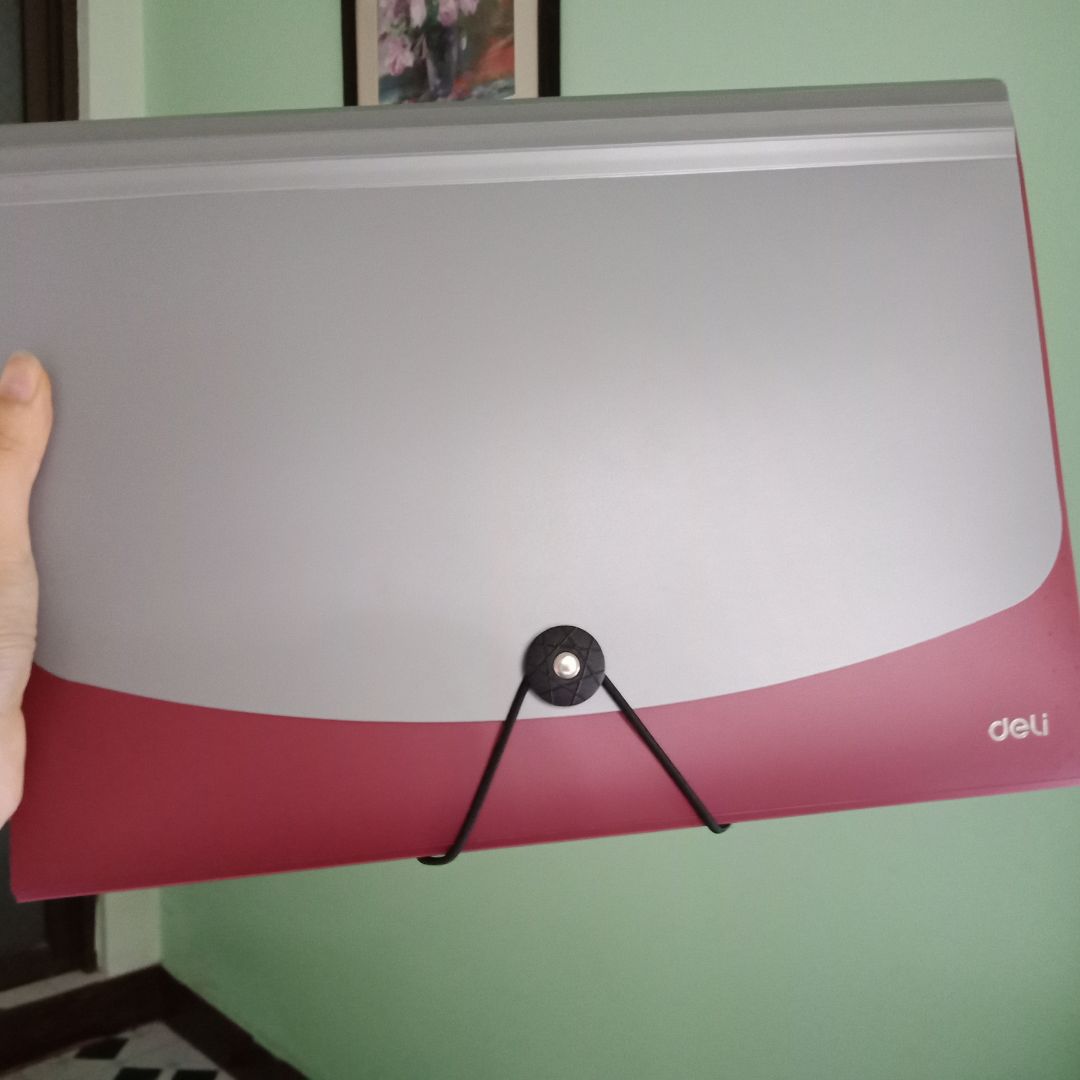 Tiki giao hàng rất nhanh, shipper ổn. Gói hàng kĩ lưỡng, bên trong bọc 1 lớp lót rất dày, chắc chắn. Sản phẩm mẫu mã đẹp, không trầy xước, được tặng kèm 1 miếng thẻ để dán tên. Về phần bền thì chưa sử dụng nên không nhận xét được, nhưng vẫn siêu ưng đợt mua này ?