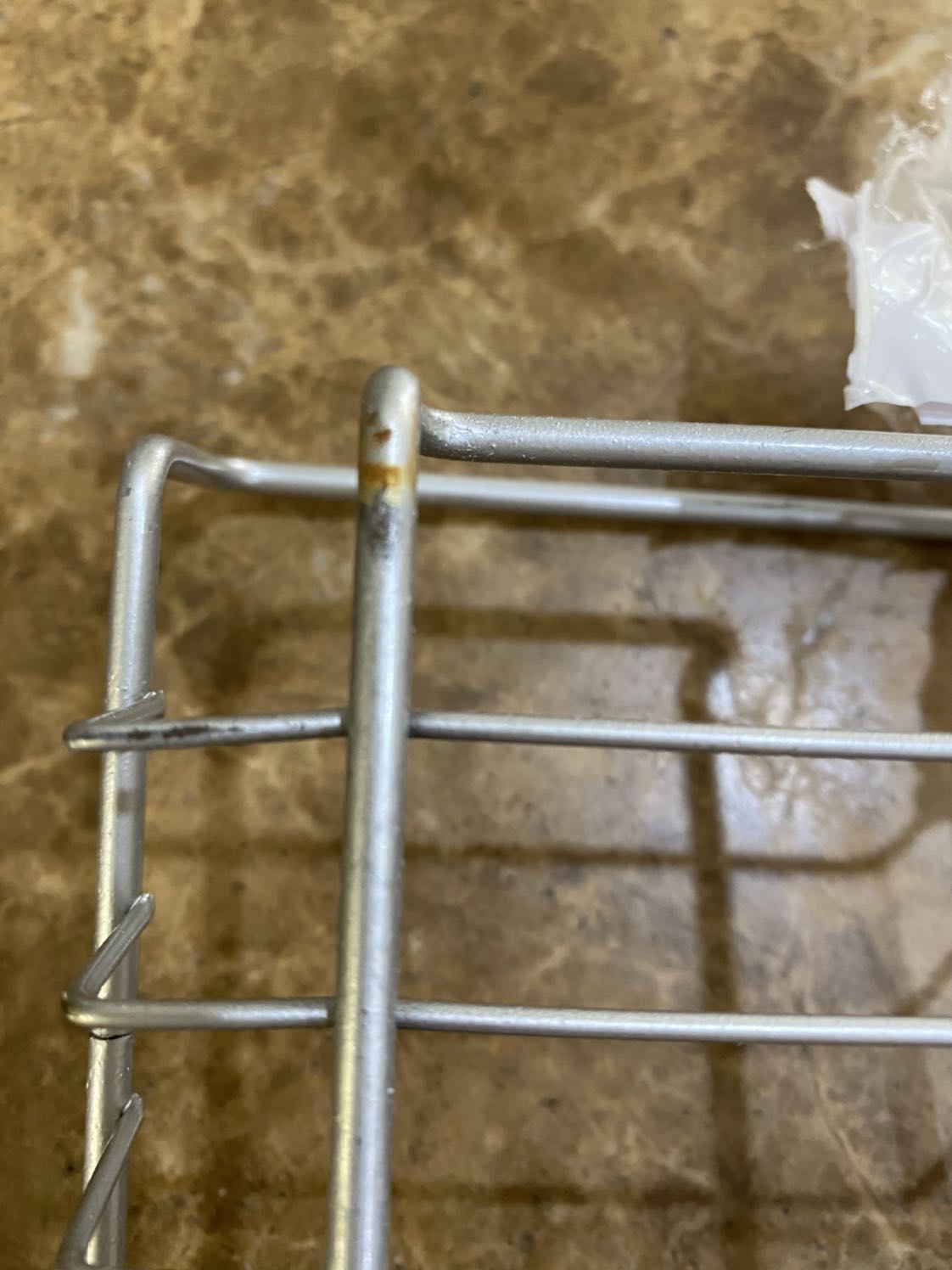 Hàng giao méo mó rỉ sét, trầy xước sơn và không phải là inox như hình ảnh