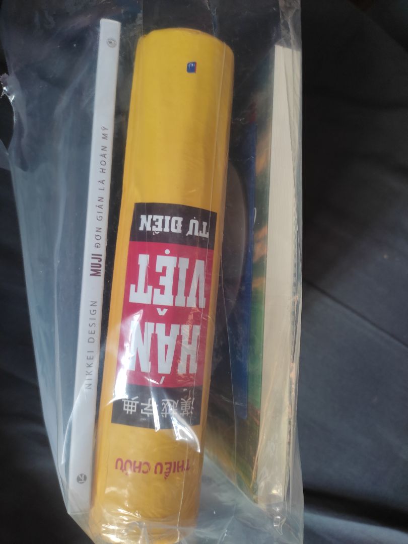 1. Khoảng 15 trang đều bị tách ra khỏi phần sau vì 15 trang đầu gáy bị thiếu đồ giữ
2. giao nhanh 
3. giấy ổn
4. không hữu ích với người đang học lắm vì không có pinyin mà chỉ có chữ hán và nghĩa thôi nên không biết được cách đọc và phát âm đâu