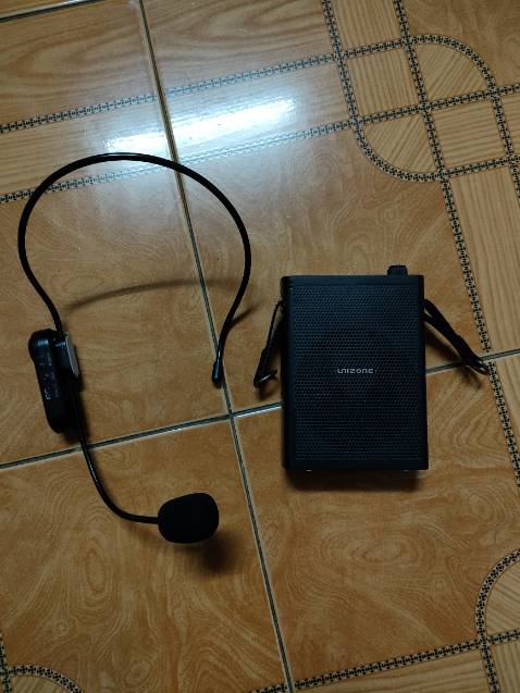 Máy đẹp. Nhìn cứng cáp. Âm thanh chất lượng hơn những chiếc máy trợ giảng trước mình mua. Còn được tặng mic có dây và hộp nữa. Cám ơn công ty nhiều ạ...