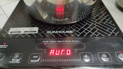 Mới nấu thử tý nước thì thấy bếp khá ổn ổn, nhưng mà mặt vật liệu gõ vào thử thì thấy không giống kính như miêu tả mà thấy giống nhựa hay mica hơn.
Phiếu bảo hành thì không thấy điện thông tin gì của công ty hay nhân viên xuất phiếu thì liệu không biết có giá trị bảo hành không nữa...?