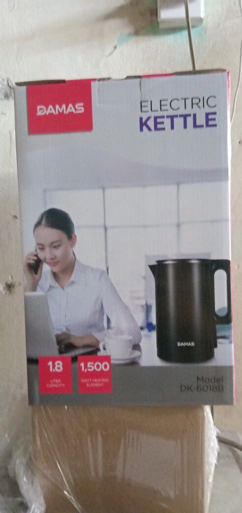 Ấn tượng ban đầu là hộp cực kỳ chắc chắn là dầy dặn, bên trong có xốp cứng chống va đập. Bình dung tích 1,8 lít thoải con gà mái, màu đen nhám rất thuận mắt, sang hẳn cả góc bếp. Đun nước thì nhanh khỏi nói, ko biết có tốn điện không cơ mà thấy tiện lắm, bật cái 30s sau là sôi ùng ục. Nắp mở nhẹ nhàng ko bị bật cái tưng như cái ấm cũ mình mua. Quá ok