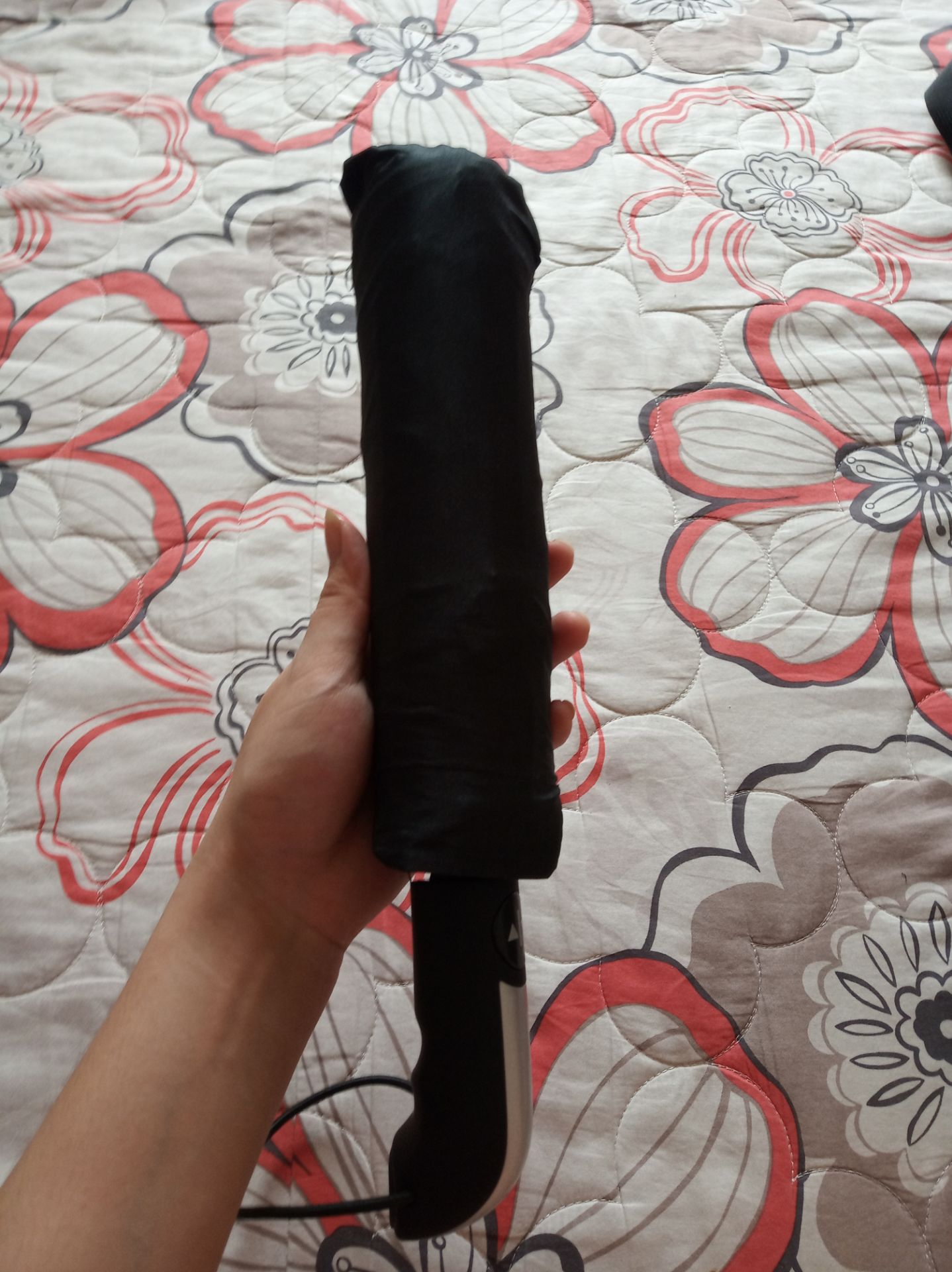 Bao nhỏ, rất khó để đưa dù vô bao
Dù cực mỏng, có một lớp à, cái này mà chống đc tia uv cũng tài
Nút bấm khá tiện dụng