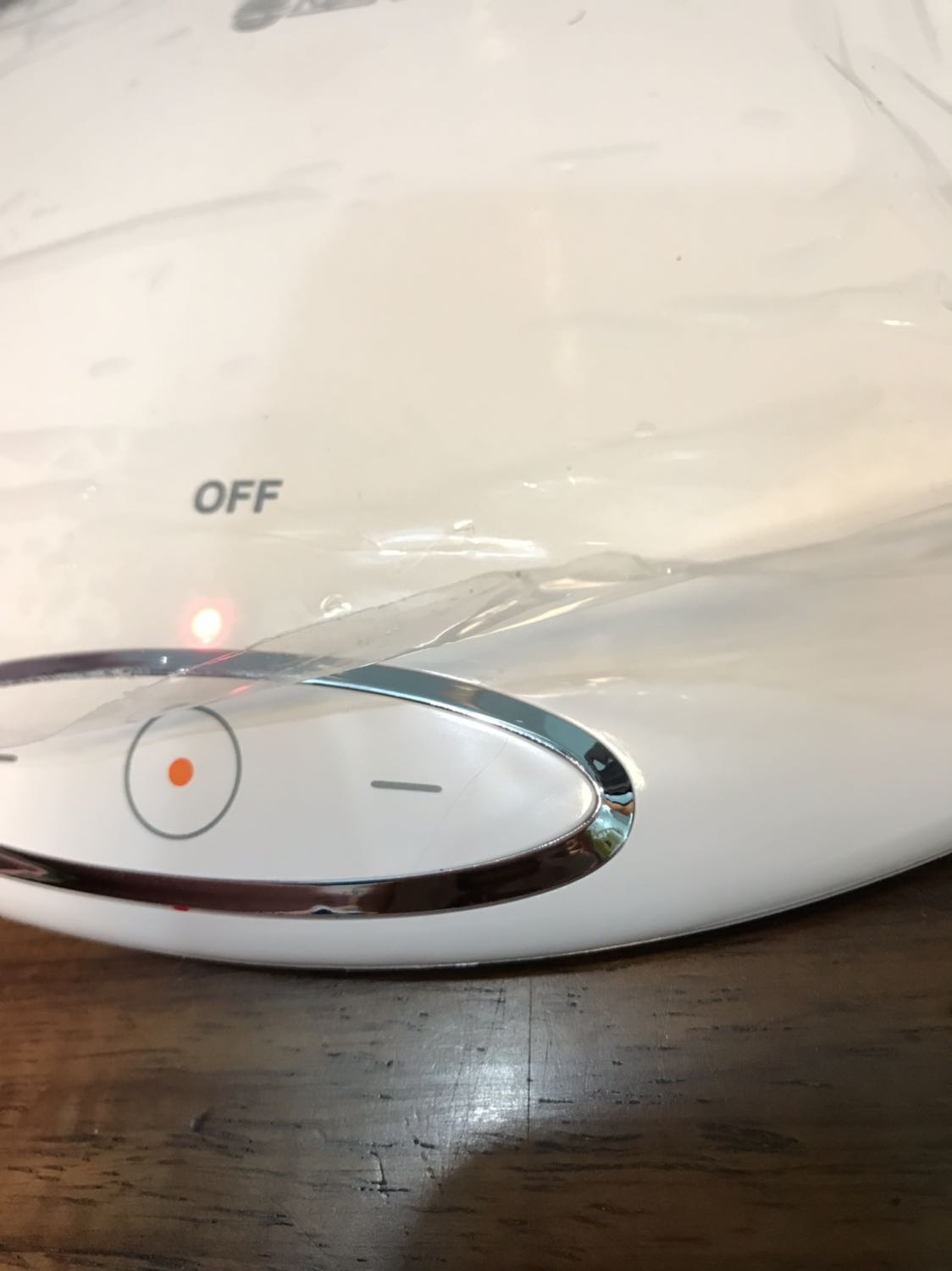 Đèn cảm ứng nhưng lại hỏng nút Off ko tắt được, ngoài ra khi bật đèn lên mới thấy có 1 vết nứt nhỏ ở phím giảm (-). Đề nghị tiki đổi sản phẩm khác ko bị lỗi. Và kiểm tra kỹ sản phẩm trước khi giao.