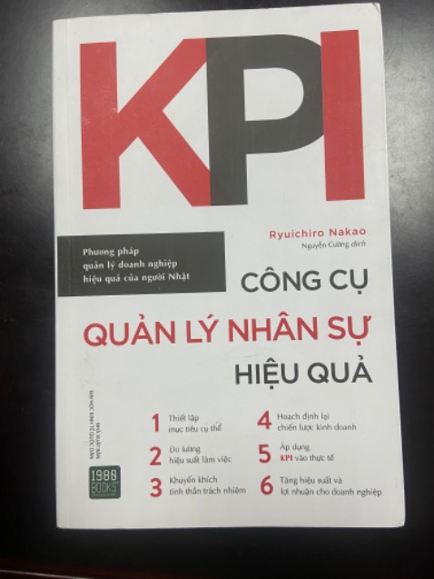 Tiki giao hàng nhanh. Về nội dung:
Trước giờ mình hiểu không đúng về KPI và mình biết là nhiều người cũng giống mình. Quyển sách hữu ích để hiểu rõ bản chất của KPI giúp nhà quản lý áp dụng đúng và hiệu quả từ đó quản lý nhân viên và đội nhóm tốt hơn. Khi tình hình không đúng như kế hoạch sẽ nhận biết được sớm và có phương án dự phòng. Rất hữu ích cho cấp quản lý. Chúc mọi người tìm được quyển sách ưng ý.