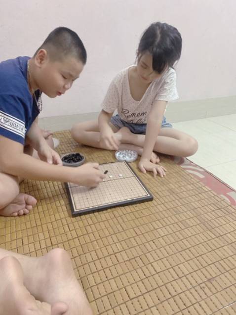 Mình có mua về cho 2 bé con nhà mình luyện cờ ca rô, minh thì luyện cờ vây. Phải nói với giá thành có hơn 100 k mà mua được sản phẩm như này quả là giá rẻ bất ngờ mà chất lượng cũng rất vượt trội chứ không phải lởm khởm nha quý vị! màu sắc đen trắng trông khôn chứ không dại hay bám dính hời hợt như mấy chỗ mua ở bên khác1
mình đặt 1 bộ quân nhiều, 1 bộ quân ít nhưng đều kích thước 28.5x28.5cm. mỗi bộ có cái hay riêng, mặt bàn khá bóng nhẵn, và độ bám hít nam châm tốt! sẽ còn trải nghiệm, và mấy nữa có thể sẽ mua bộ to. khuyên các bạn nên mua!! Mình có mua về cho 2 bé con nhà mình luyện cờ ca rô, minh thì luyện cờ vây. Phải nói với giá thành có hơn 100 k mà mua được sản phẩm như này quả là giá rẻ bất ngờ mà chất lượng cũng rất vượt trội chứ không phải lởm khởm nha quý vị! màu sắc đen trắng trông khôn chứ không dại hay bám dính hời hợt như mấy chỗ mua ở bên khác1
mình đặt 1 bộ quân nhiều, 1 bộ quân ít nhưng đều kích thước 28.5x28.5cm. mỗi bộ có cái hay riêng, mặt bàn khá bóng nhẵn, và độ bám hít nam châm tốt! sẽ còn trải nghiệm, và mấy nữa có thể sẽ mua bộ to. khuyên các bạn nên mua!!