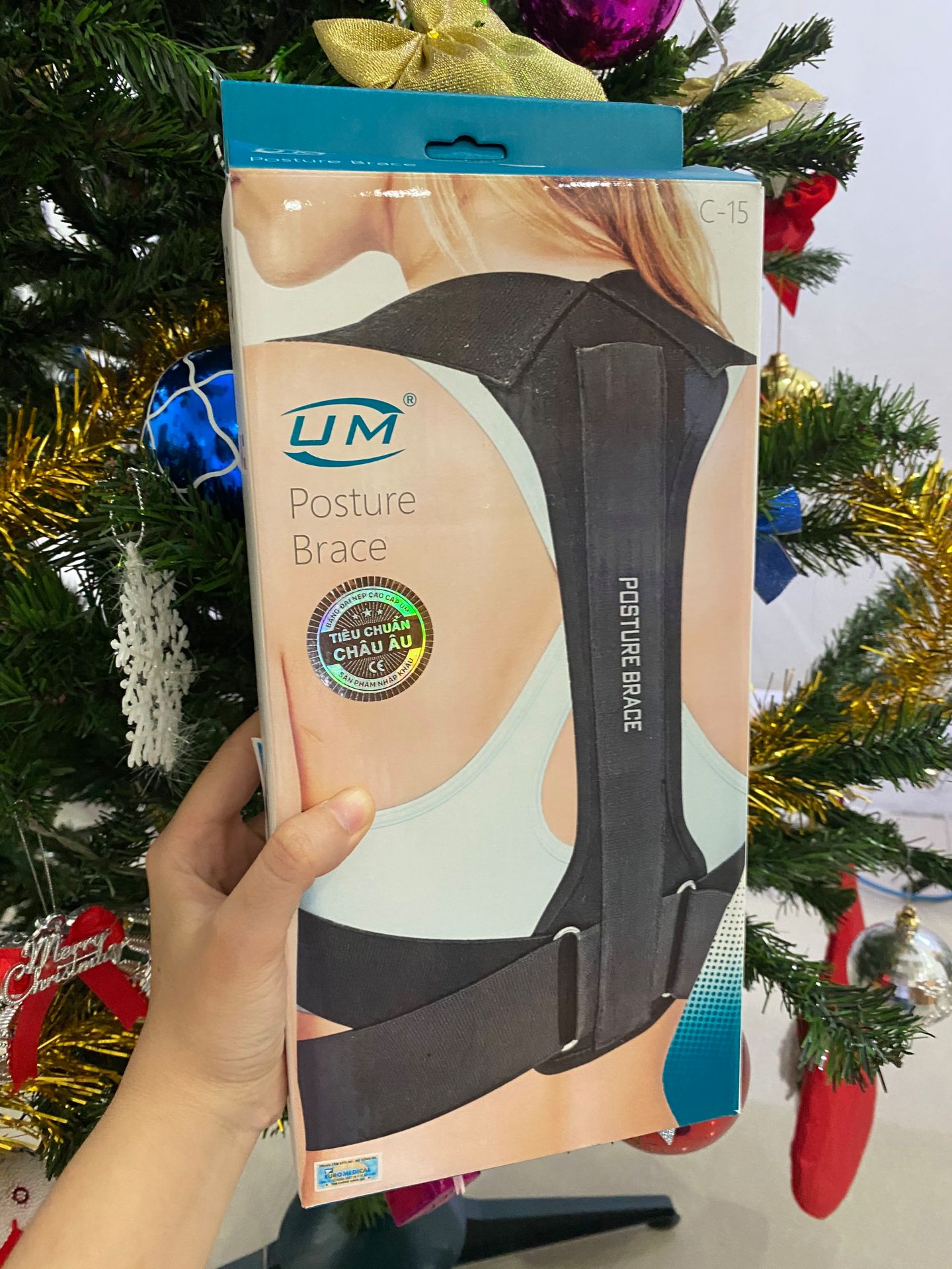 Đóng gói cẩn thận. Tài liệu đầy đủ. Mình sử dụng được mấy ngày rồi thấy giữ dáng tốt, làm việc trên máy tính đỡ đau vai, lưng. À mình phát hiện có cái thanh nẹp ở sau có thể tháo ra được