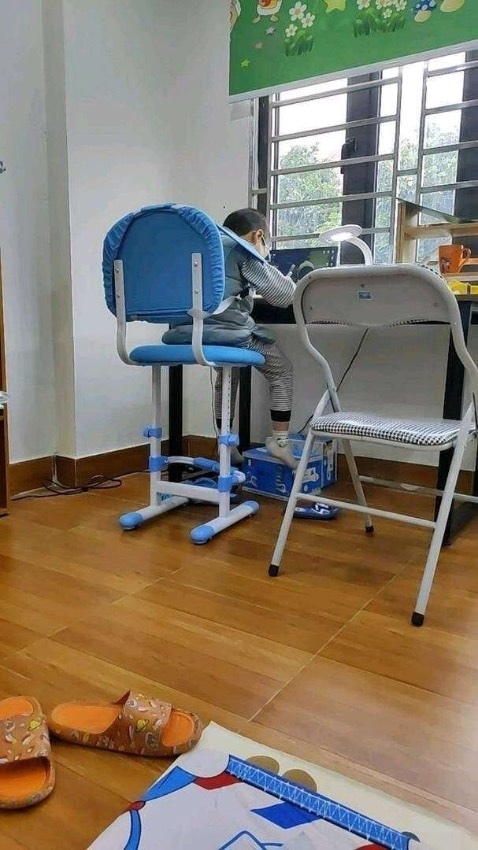 ghế tăng chiều cao được rất cao phù hợp cả cho trẻ nhỏ tuổi . ghế này chắc chắn và hạ độ cao người lớn cũng ngồi làm việc ok được . ghế đẹp có lót đệm dễ dàng tháo giặt . 1 sự lựa chọn sáng suốt vì giá tốt