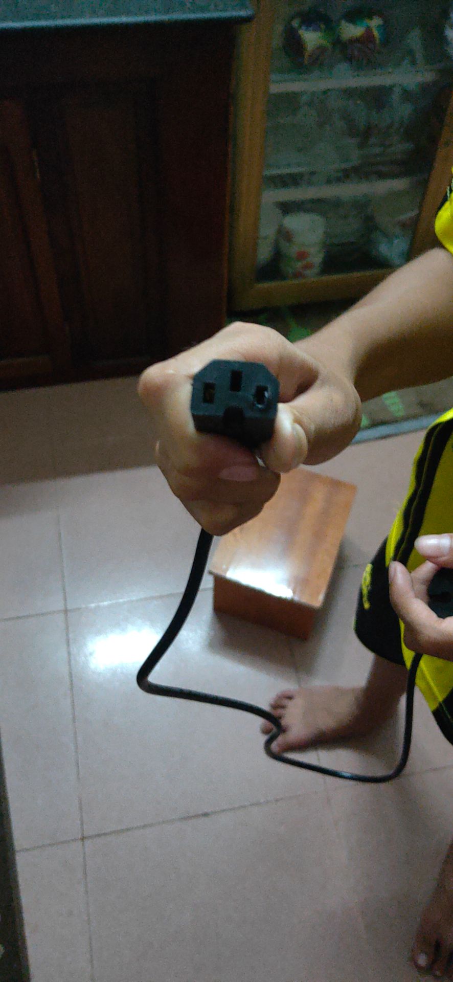 Nhận hàng tiki...mới nấu ấm nước đã cháy dây nguồn điện vào...