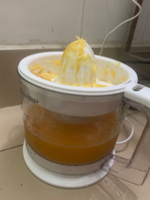 Máy hoạt động êm, vắt kiệt nước,  chỉ vắt 2 quả cam mà được gần 400ml,  hàng Sharp không chê được điểm nào.