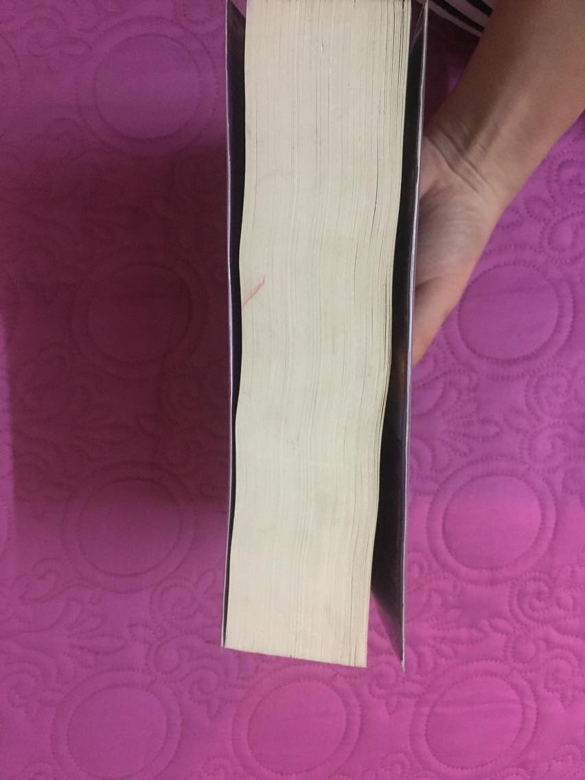 Tiki giao đơn hàng này của mình rất nhanh, hôm trước order hôm sau đã có rồi. Về chất lượng sách thì rất ok, mình sử dụng bookcare nên sách không bị quăn mép mà nhìn còn đẹp nữa. Tuy nhiên giấy thì có vẻ bị bẩn, cũ chắc do để trong kho lâu quá. Nói chung là mình khá hài lòng.