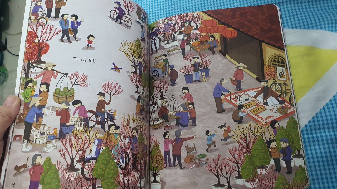 sách thiết kế hình ảnh cực kì bắt mắt và ý nghĩa. tràn ngập thông điệp ngày tết. các ghi chú bằng tiếng Anh. có tặng kèm một tấm sticker hình ảnh Tết. bé nhà mình rất thích.