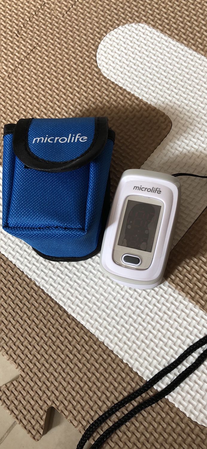 Nhỏ gọn, có túi bà dây đeo tiện lợi, shop giao hàng rất nhanh, hàng chính hãng nên yên tâm dùng cho skhoe, có phiếu bhanh 2 năm.