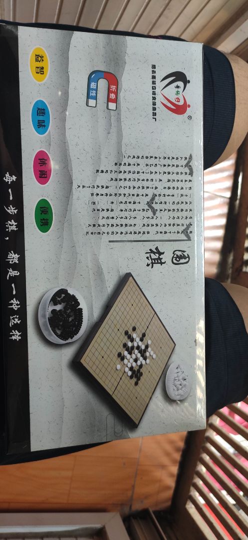 Sp đẹp,chất lượng tốt, nam châm dính chặt k bị rơi khi để nghiêng, bàn cứng cáp, quân cờ đầy đủ.Tiki giao hàng nhanh chóng