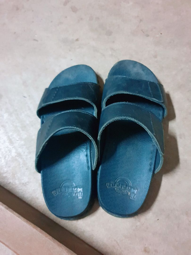 Êm chân, giống mô tả, thương hiệu lạ chứ không phải của Trường Hải in trên dép