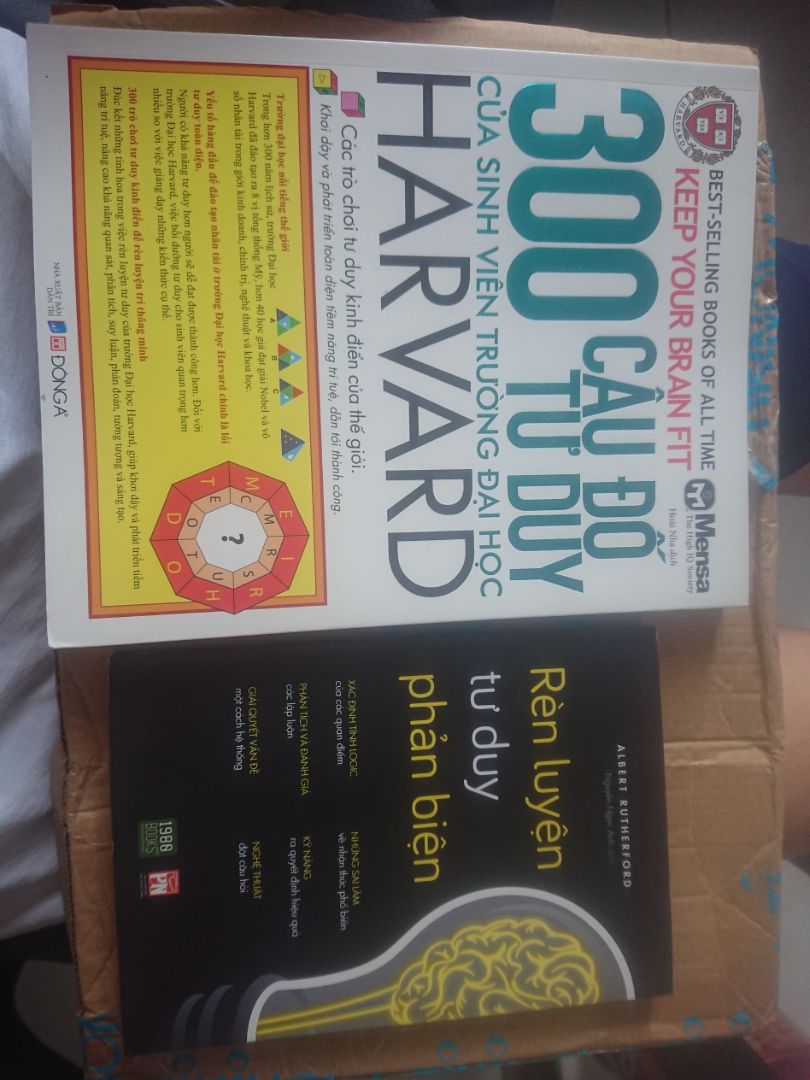 + Mình góp ý là nên bọc mỗi quyển lại vì khi vận chuyển cái hộp sẽ bị méo mó như hình, làm cho sách bị gãy các góc, ma sát với hộp làm trầy sách => Trải nghiệm khi nhận hàng kém!
+ Về nội dung, chưa có đánh giá!