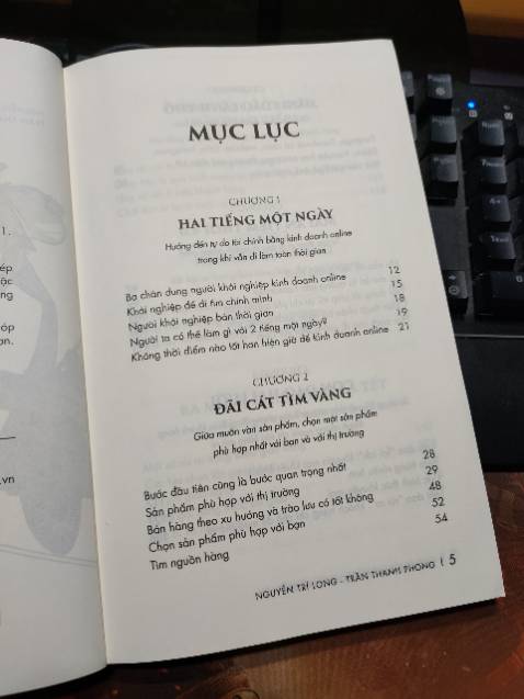 Lần đầu biết đến anh Trần Thanh Phong qua quyển sách này , phải nói là rất biết ơn những gì anh đã chia sẻ . rất dễ hiểu và thực tế để mình có thể từng bước áp dụng theo khi mới tập tành bán online . nói thật là nhận được quá nhiều lợi ích kèm theo không chỉ với nội dung quyển sách này mà còn được anh giới thiệu , chia sẻ thêm về những lớp học và những đầu sách để mình tìm học và hiểu về kinh doanh không rủi ro để có đủ nền tảng kiến thức . em sẽ sớm mua đủ bộ sách của anh ạ. một lần nữa cảm ơn Anh rất nhiều.