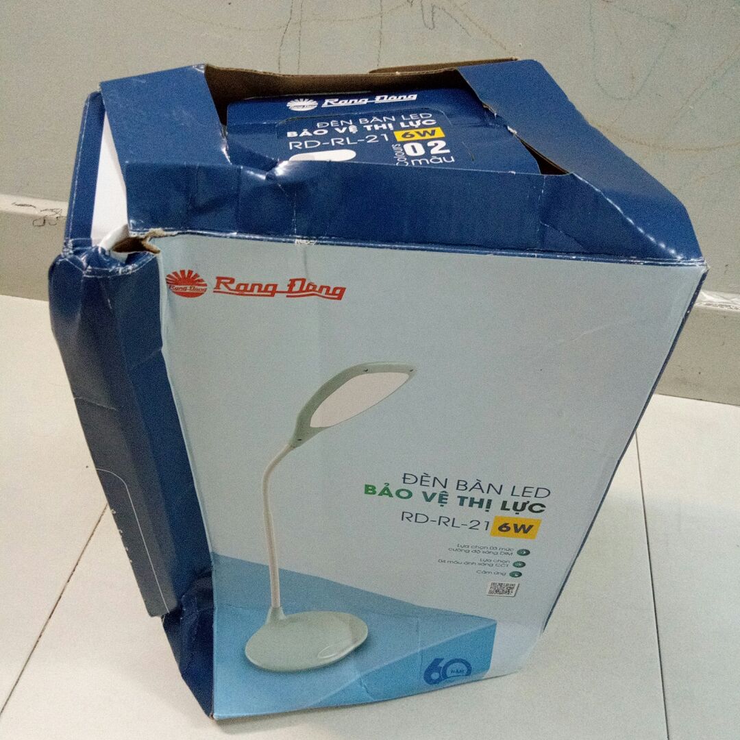 Hộp bị móp méo, đèn bị ố vàng.