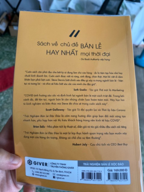 Đa phần khách hàng đều cảm thấy phấn khích và có cảm giác muốn mua ngay khi thấy một sản phẩm có giới hạn nhưng được bày bán với giá ưu đãi trong một khoảng thời gian nhất định. Tâm lý FOMO (Hội chứng sợ bỏ lỡ) khiến nhiều người nhanh chóng mua ngay món hàng đó, hệt như khi họ phát hiện ra kho báu và sợ bị người khác lấy mất.

Những hình thức bán hàng như vậy được gọi là bán hàng chớp nhoáng, bán hàng nhanh hay flash sale. Ngày nay, hình thức bán hàng này đang trở nên rất thịnh hành. Các doanh nghiệp bán lẻ hoàn toàn có thể áp dụng loại hình trải nghiệm này bằng việc đưa ra những sản phẩm với số lượng có hạn và bán với mức giá ưu đãi trong thời gian ngắn.