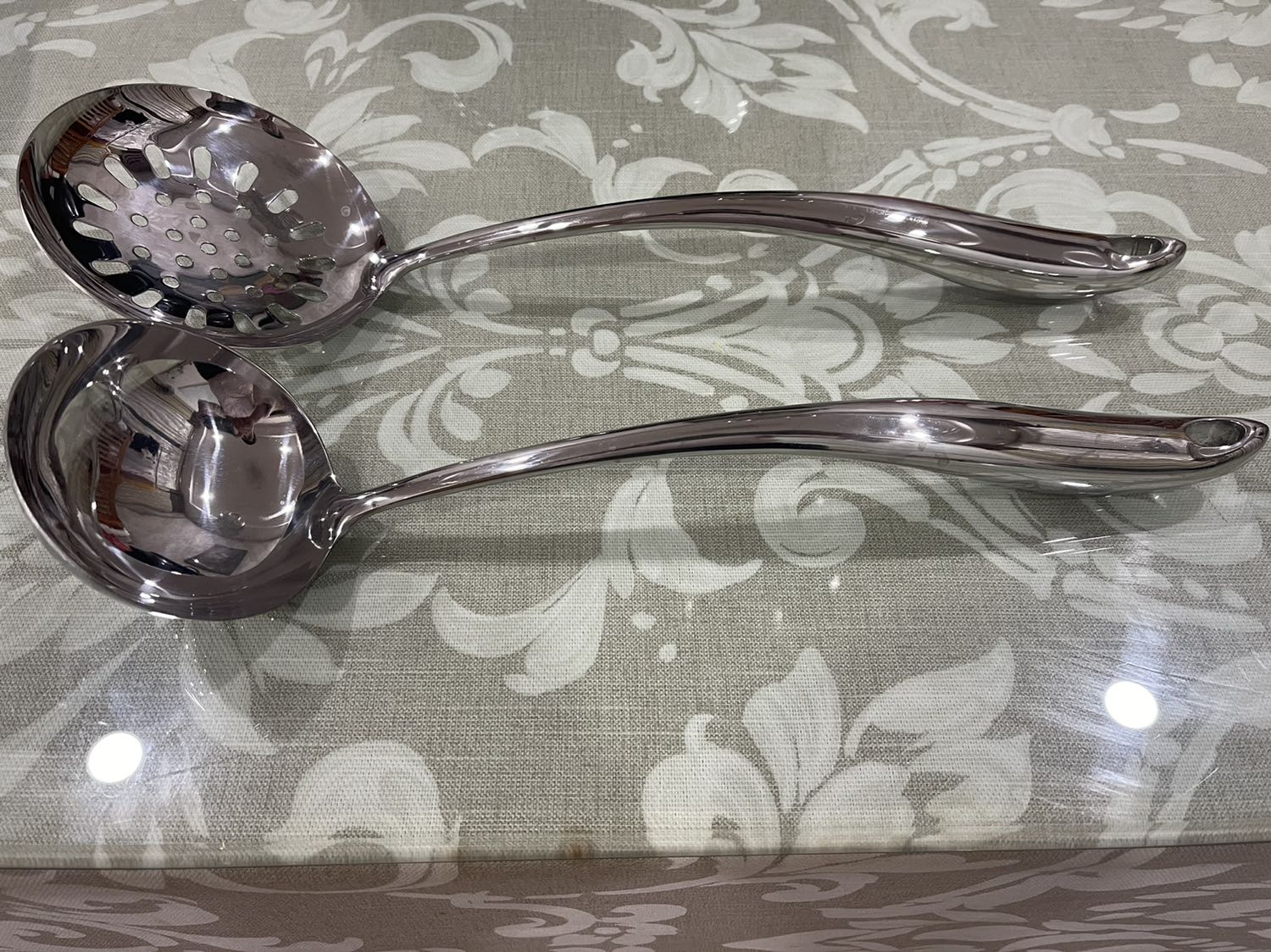 Hàng chất lượng tốt. Không có ba via. Phù hợp dùng ăn lẩu đông người. Mua đúng đợt được giảm giá còn 120k nên rất ưng ý. Hài lòng.