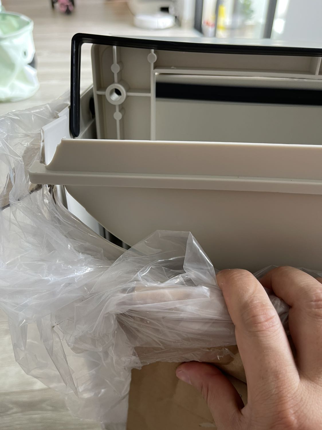 Nhận hàng vừa chưa bóc xong thấy vỡ không dùng dc
Nhờ cửa hàng đổi lại