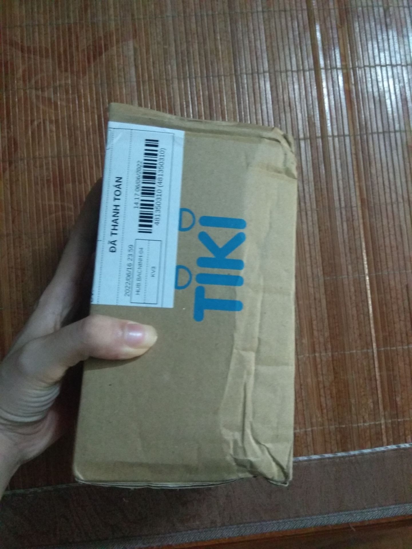 hàng đúng hình, mùi thơm nhẹ, chất lượng tốt, không dính hay bí da, còn được tặng nước tẩy trang nhưng gần hết hạn rồi, giao hàng nhanh, đóng gói kĩ