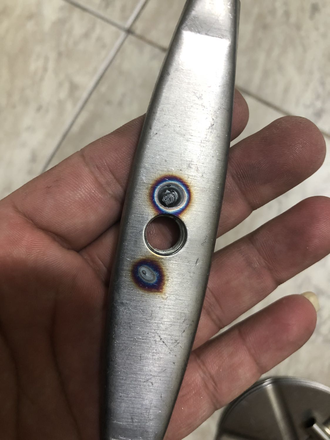 Sản phẩm làm quá tệ . 
- Tiền nào của đó thì ok nhưng ít ra cũng nên mài cho nhẵn tránh làm đứt tay ng sử dụng chứ , chạm nhẹ vào khuôn là đứt vết cắt nham nhở như *** gặm . Tiki nên xem lại cách lựa trọn nhà cung cấp . Đừng để quá nhiều nhà *** kiểu này khách hàng quay lưng lúc nào ko biết đâu . Sản phẩm thì dơ han rỉ sét .