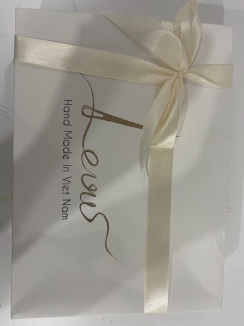 Nhìn cách đóng gói là biết nhà bán tôn trọng khách hàng thế nào rồi. Hơn nữa áo rất đẹp, vừa vặn và thoải mái. Tư vấn thì nhiệt tình, mình không thất vọng chút nào.