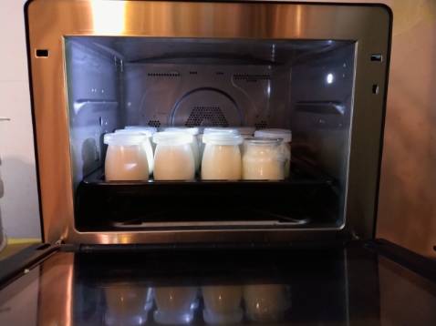 Gần 2 tháng mới nhận được hàng! Nhưng lò về cũng đc an ủi chút!
Lò đẹp, nhỏ gọn! Mình đã thử chức năng ủ sữa chua, nướng bánh, hấp. Khá là hài lòng. Hơi khó vệ sinh khi dầu mỡ văng trong lò!