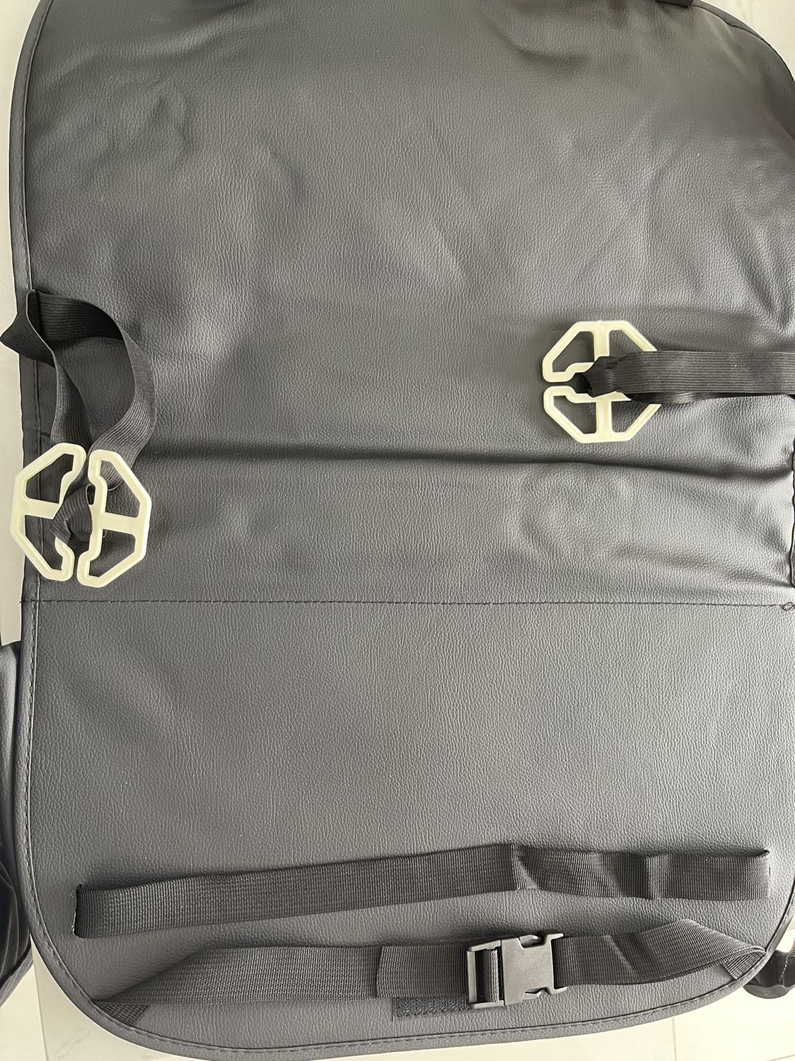 Sản phẩm đẹp, cũng khá cứng cáp, mới dùng được vài ngày thấy cũng ổn, để dùng thêm một thời gian nữa rồi sẽ review chi tiết hơn.