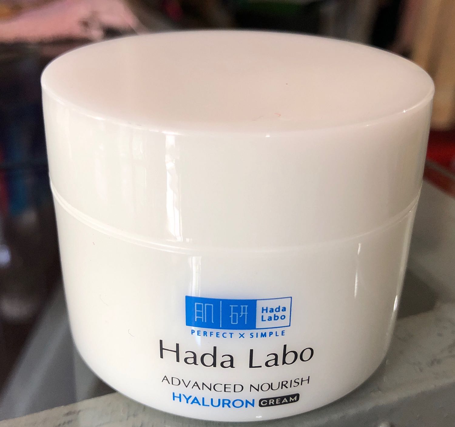 Tiki luôn giao hàng nhanh 
Vận chuyển méo móp cả hộp ngoài hộp trong 
May mắn không ảnh hưởng đến hũ kem bên trong