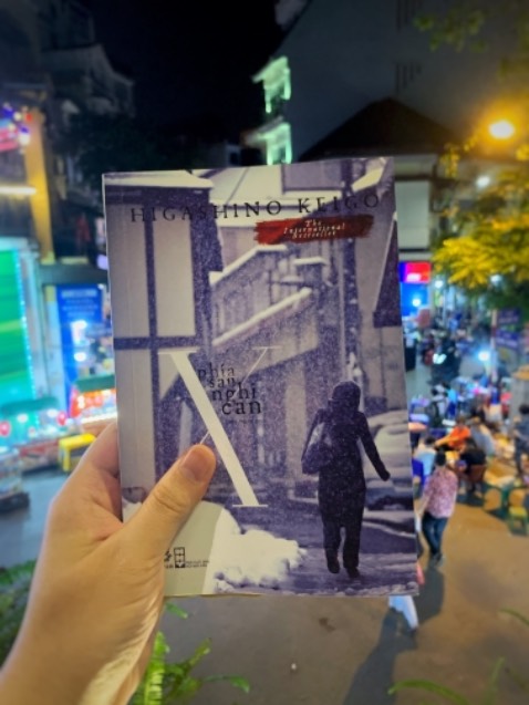 Sách mới còn nguyên
Phía sau nghi can X - Higashino Keigo
Rất xin lỗi để đọc cuốn mọi người coi là “siêu phẩm” một cách lê thê mất tới ba ngày mới xong ;)) cũng bởi đợt này công việc bận thực sự.
Chắc do mình kỳ vọng quá cao nên khi kết thúc mình vẫn chưa thấy một cảm giác “đã” cho lắm, cú twist cũng không đến mức mình phải wow đây là “siêu phẩm” . Thậm chí cá nhân mình lại thích cuốn Điều kỳ diệu ở tạp hoá Namiya hơn. Bên cạnh đó mình rất khen cách tác giả xây dựng nhân vật, cách mô tả tâm lý các nhân vật rất hay, rất sâu sắc và đặc biệt chặt chẽ logic. Mở đầu câu truyện bằng cách ngay từ đầu hung thủ đã lộ diện, mạch truyện khi này hơi chậm một chút, rồi nhanh dần, dồn dập hơn trong cuộc đấu trí của thiên tài toán học và vật lý, nhưng cuối cùng, ai thắng, ai thua đều không còn quan trọng nữa.
4/5*