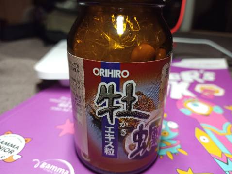 Tôi cảm thấy quan ngại sâu sắc về chất lượng của sản phẩm khi không có tem chính hãng và cách bảo quản sản phẩm. Thật khó hiểu một sản phẩm của nhật bản lại không nguyên seal và có thể mở một cách dễ dàng. Bên cạnh đó tôi cũng thấy hoang mang vì có thêm một lớp bao nilon ở trong hủ thay vì gói hút ẩm. Đây rõ ràng mà một sản phẩm không đáng tin cậy. Tôi cảm thấy tiếc khi mua sản phẩm như thế ở tiki trading. Điều này làm tôi mất niềm tin vào chất lượng dịch vụ của tiki. Trước giờ tôi cảm thấy yên tâm khi mua ở đây như đây là lần đầu tôi thấy không được như kỳ vọng. Tôi tự hỏi đây có phải là cửa hàng chính hãng của tiki hay không?