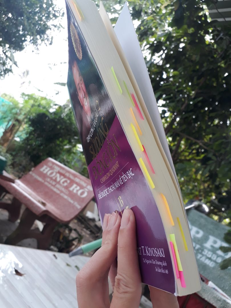 Robert T. Kiyosaki là tác giả nổi tiếng dạy con làm giàu. Trong tập 2 ông chỉ cho chúng ta biết về kim tứ đồ: L,T,C,Đ
L: là người công muốn hoàn thành công việc và nhận được lương 
T: là nhóm người làm tư, làm thuê cho chính mình dùng time để đổi lấy tiền bạc điển hình là bác sĩ, luật sư,....
C: sử dụng tiền để kiếm ra tiền bằng cách thuê người khác về làm cho cty của mình 
Đ: dùng tiền để đầu tư vào 1 loại hình kinh doanh như vàng hay bất động sản,... dù cho kinh tế đi lên hay đi xuống họ đều làm ra tiền, có thể nói họ là nhóm người ko làm mà  vẫn có ăn.