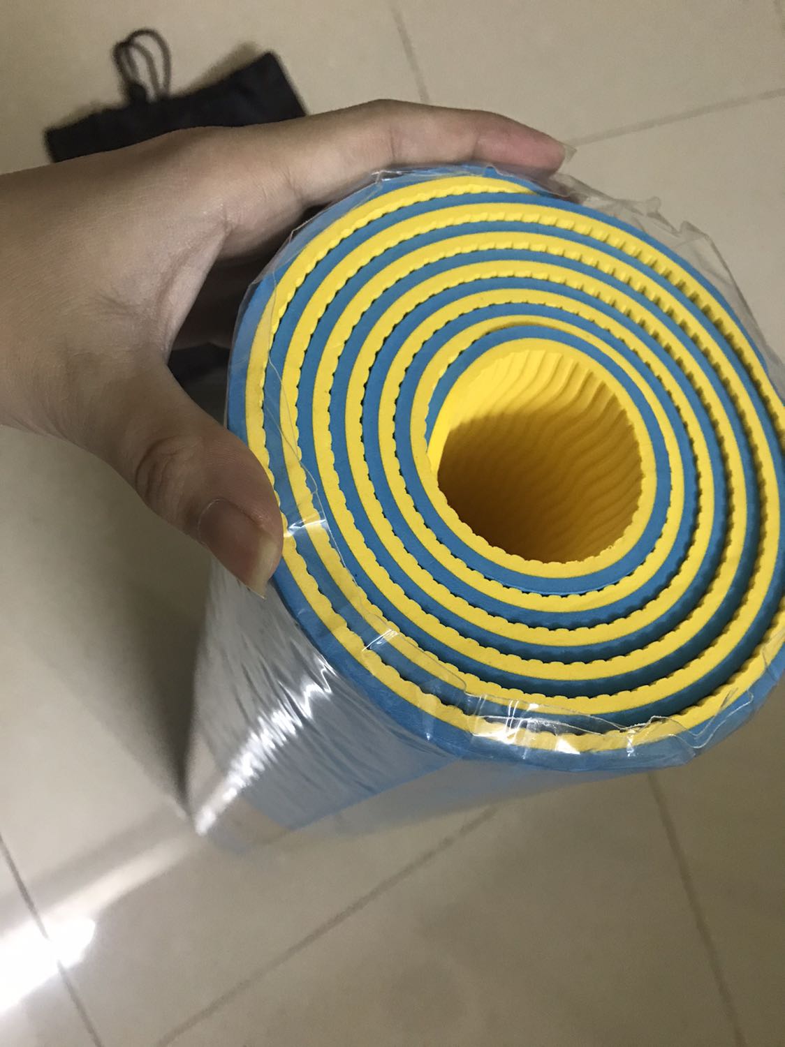 Thực sự quá hàil lòng, thảm dày dặn y hình có cả túi đựng, sẽ ủng hộ shop dài dài