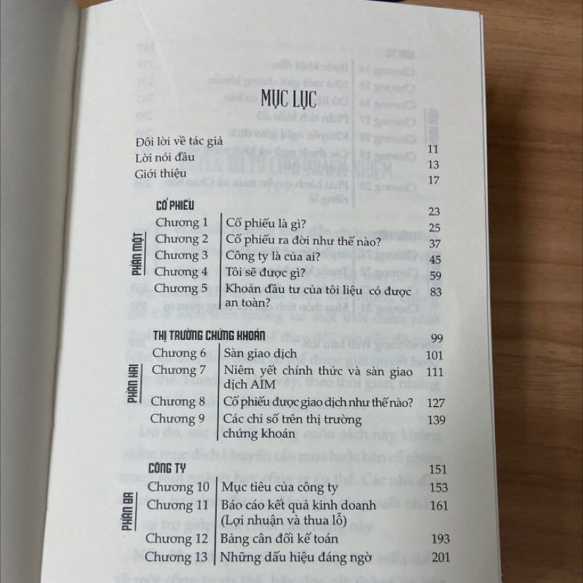 Đọc xong lâu rồi giờ mới quay lại review. Tiki giao hàng sách. Sách này đọc rất dễ hiểu, phù hợp cho những bạn chưa biết về chứng khoán hay thuật ngữ kinh tế. Còn bạn nào đã từng đầu tư ck ròii thi nên kiếm sách khác nâng cao hơn.