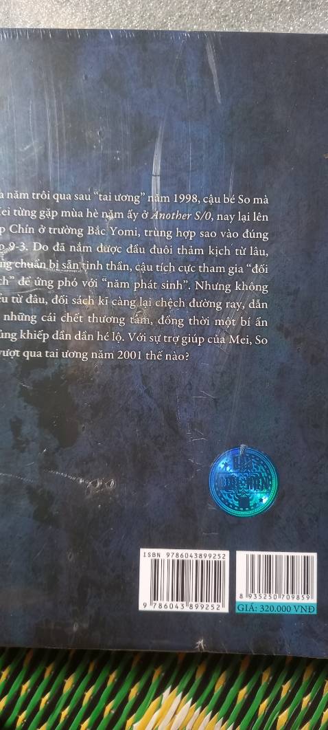 Nhận được sách đúng như mô tả. Tuy nhiên sách bọc sel bị lủng nhiều chỗ, trầy sướt.  Mua về để đọc thì không vấn đề gì nhưng để sưu tầm hay tặng thì hơi có vấn đề. Tuy nhiên mua để đọc nên thấy tôt, giá ổn, bookmark đẹp