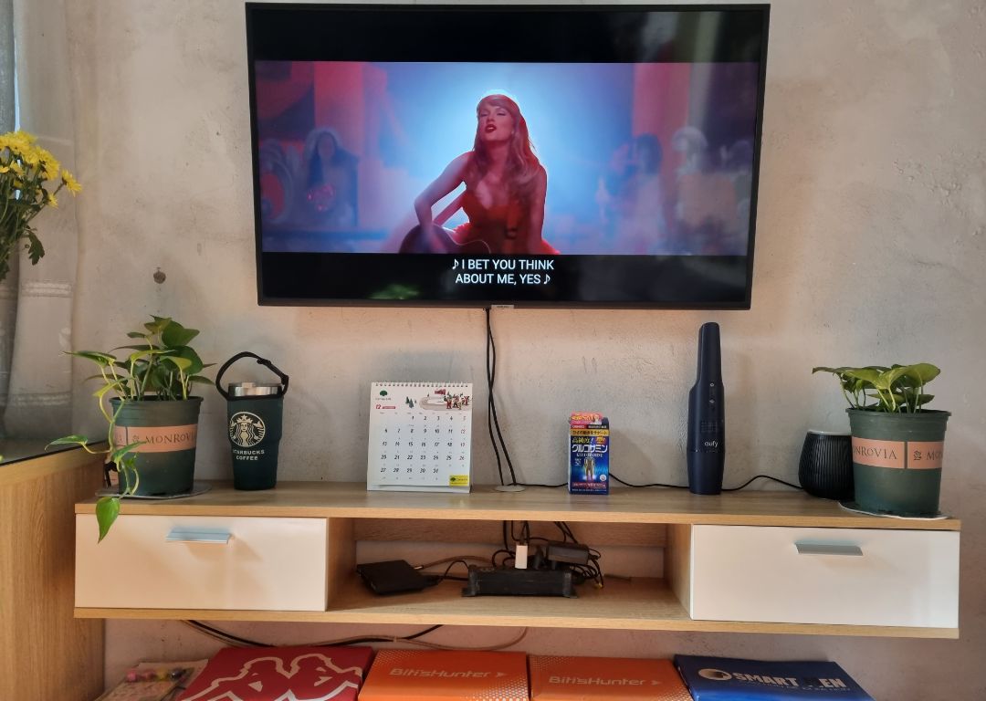 Người bán liên hệ báo 3-4 ngày mới có hàng nhưng khoảng 2 ngày sau là giao cho mình rồi. Kệ khá chắc chắn, cứng cáp. Cùng sản phẩm này nhưng trên tiki có nhiều nhà bán hàng bán từ mức 300k~1.5tr, nhưng vì mình đã mua sofa của JunoSofa rồi, thấy ưng nên tiếp tục mua ở đây dù giá cao nhất. Nếu giá mềm hơn chút nữa thì sẽ tặng 5 sao :D